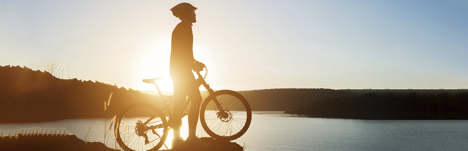 Paisagem de homem andando com sua bike